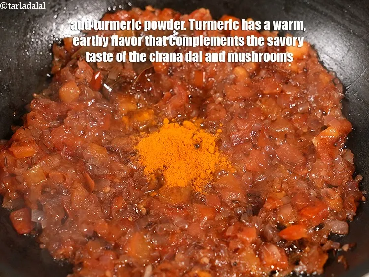 स्टेप 17 – १/२ टी-स्पून&nbsp;<a href=""https://www.tarladalal.com/glossary-turmeric-powder-haldi-hindi-645i"">हल्दी पाउडर</a>&nbsp;डालें । हल्दी में गर्म, मिट्टी जैसा …