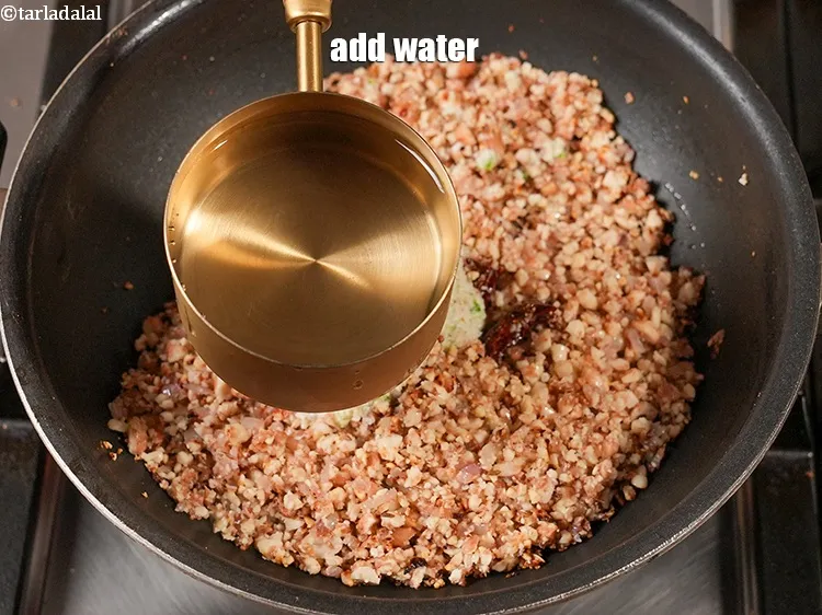 स्टेप 17 – 1 कप पानी डालें।