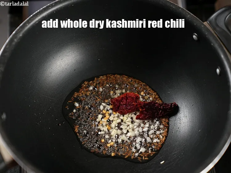 स्टेप 17 – १&nbsp;<a href=""https://www.tarladalal.com/glossary-whole-dry-kashmiri-red-chillies-kashmiri-mirch-kashmiri-lal-mirch-hindi-332i"">साबुत सूखी कश्मीरी लाल मिर्च</a>&nbsp;, टुकड़ों में टूटी हुई …