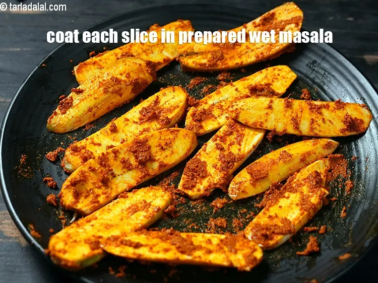 स्टेप 17 – प्रत्येक स्लाइस को तैयार गीले मसाले में लपेट लें।