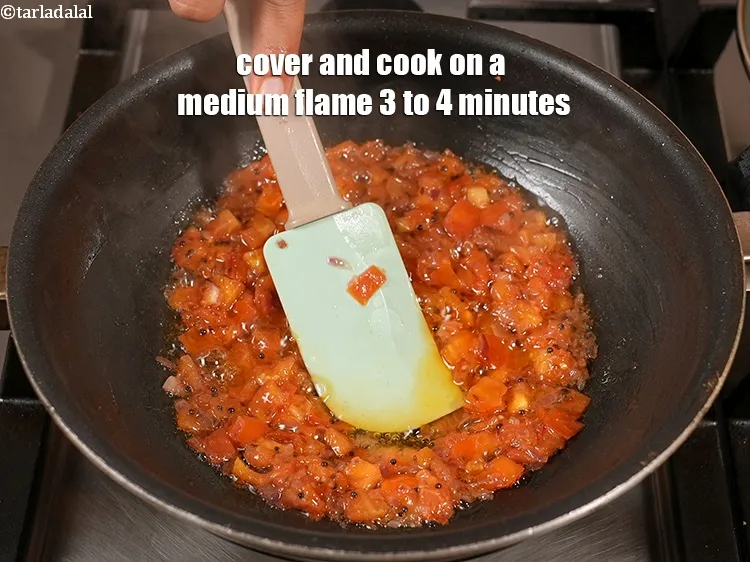 स्टेप 17 – <p>ढककर मध्यम आंच पर 3 से 4 मिनट तक पकाएं।</p>