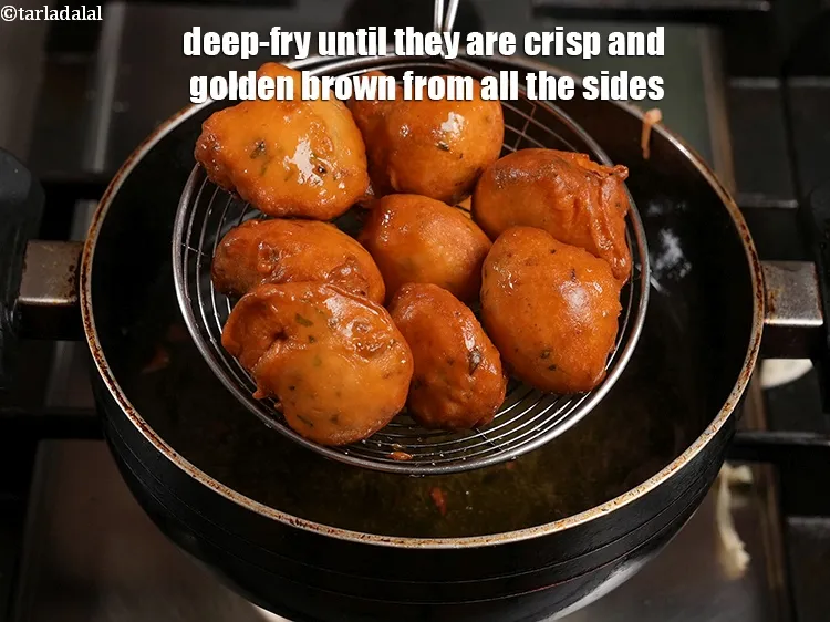 स्टेप 17 – सावधानी से, उन्हें फ्लिप करें और सभी पक्षों से कुरकुरा …