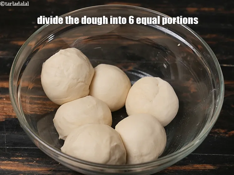 स्टेप 17 – आटे को 6 बराबर भागों में बांटें।
