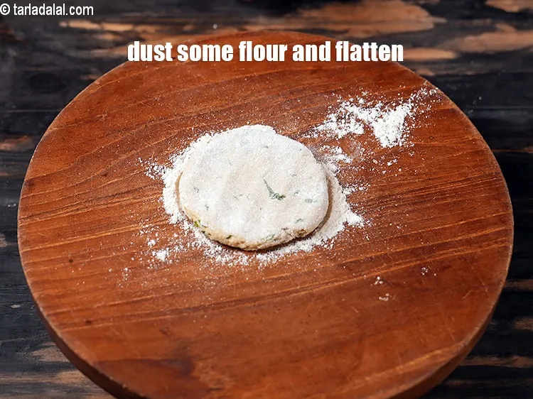 स्टेप 17 – इस पर थोड़ा गेहूं का आटा छिड़कें और इसे थोड़ा …