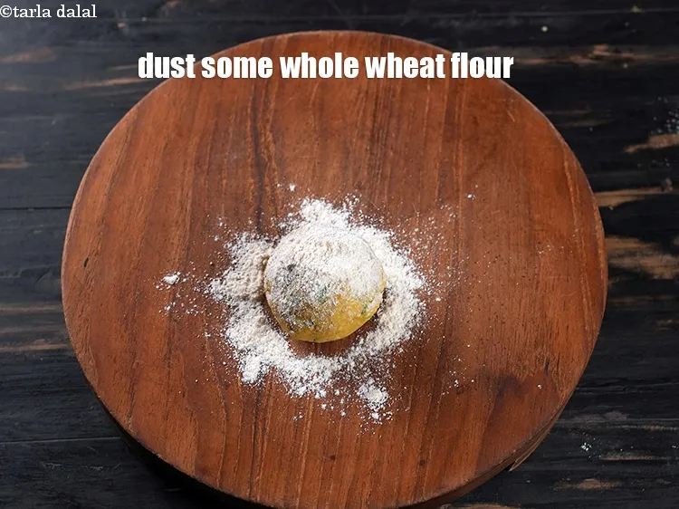 स्टेप 21 – थोड़ा&nbsp;साबुत गेहूं का आटा छिड़कें।
