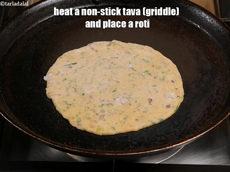 स्टेप 16 – एक नॉन-स्टिक तवा गरम करें और उस पर पंजाबी मिस्सी …