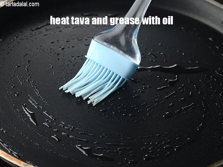 स्टेप 18 – एक नॉन-स्टिक तवा गर्म करें और थोड़ा सा तेल लगाकर …