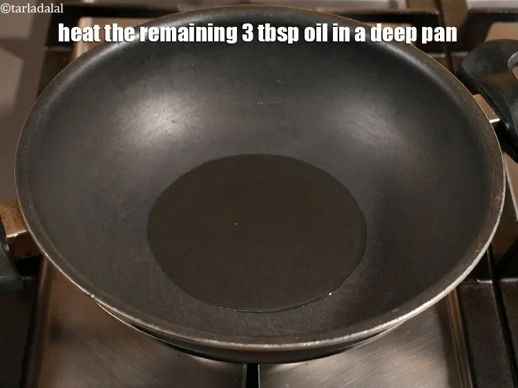 स्टेप 17 – एक गहरे पैन में&nbsp;बचे हुए ३ टेबल-स्पून&nbsp;<a href=""https://www.tarladalal.com/glossary-oil-hindi-671i"">तेल</a>&nbsp;को गर्म करें।