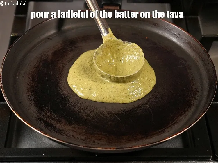 स्टेप 17 – तवे पर एक करछुल घोल डालें।