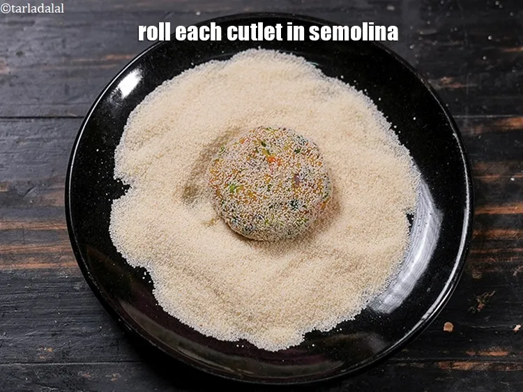 स्टेप 17 – प्रत्येक कटलेट को सूजी में लपेटें और एक तरफ रख …