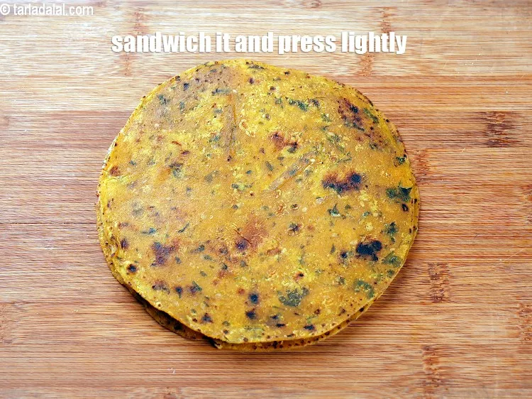 Step 17 – Sandwich it using another thepla over it and press it lightly.&nbsp;