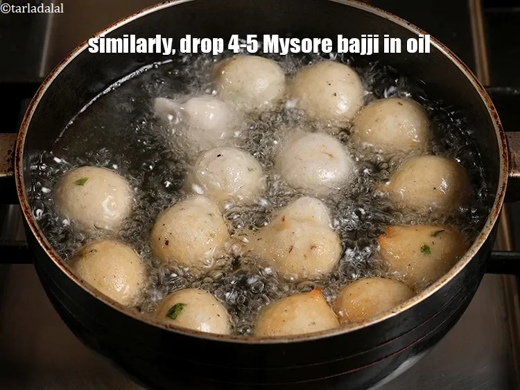 स्टेप 16 – इसी तरह ४ से ५ मैसूर भज्जी को तेल में …