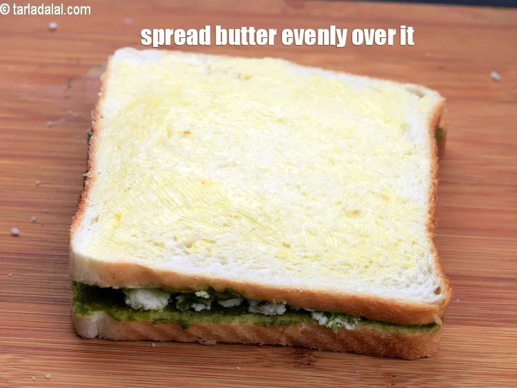 स्टेप 17 – ब्रेड स्लाइस पर &frac14; टी-स्पून मक्खन समान रूप से फैलाएं।