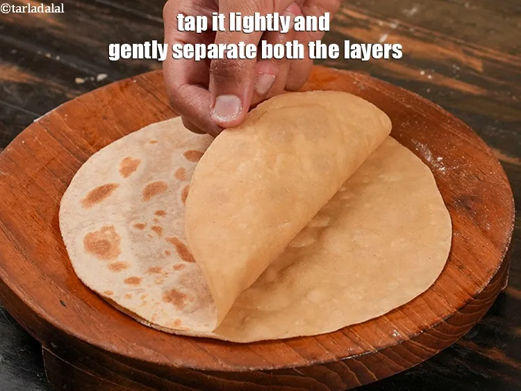 स्टेप 18 – इसे हल्के से टैप करें और धीरे से दोनों परतों …