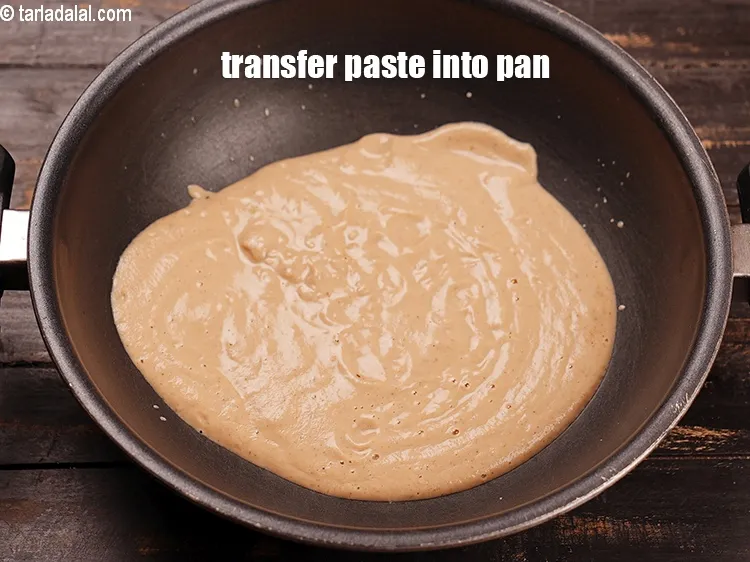 स्टेप 17 – अब पेस्ट को गहरे पैन में डालें।