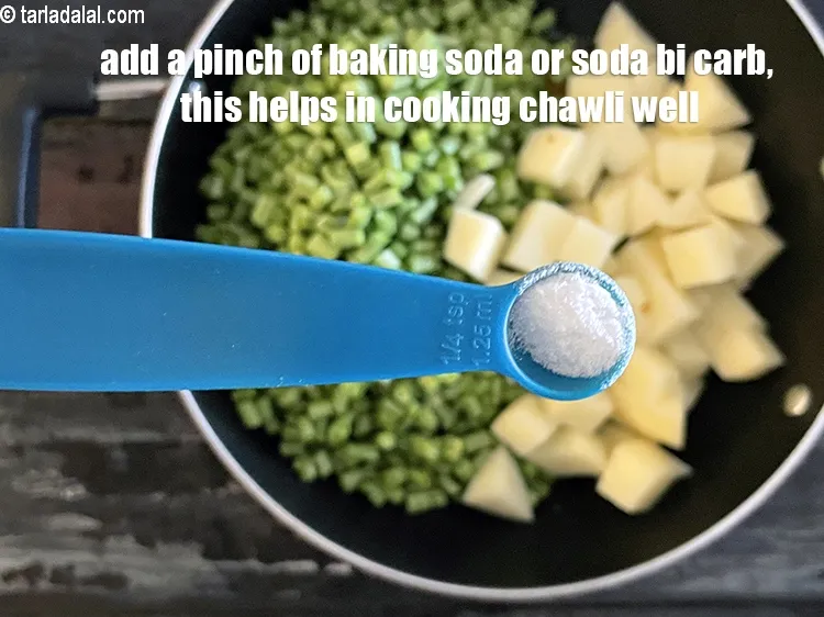 स्टेप 17 – एक चुटकी&nbsp;<a href=""https://www.tarladalal.com/glossary-baking-soda-soda-bi-carb-hindi-615i"">सोडा</a>&nbsp;डालें।&nbsp;&nbsp;सोडा बाईकार्ब डालने से चवली बहुत अच्छी पकती …