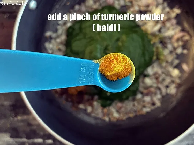स्टेप 20 – एक चुटकी&nbsp;<a href=""https://www.tarladalal.com/glossary-turmeric-powder-haldi-hindi-645i"">हल्दी पाउडर</a>&nbsp;डालें।