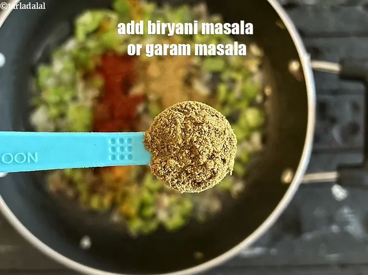 स्टेप 21 – १/२ टी-स्पून&nbsp;<a href=""https://www.tarladalal.com/biryani-masala-hindi-42034r"">बिरयानी मसाला</a>&nbsp;या गरम मसाला<strong>&nbsp;</strong>डालें।