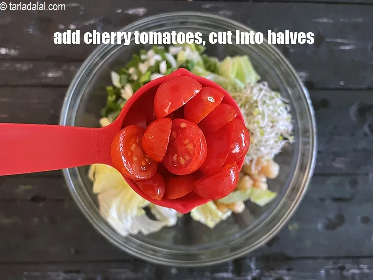 स्टेप 34 – १/४ कप&nbsp;<a href=""https://www.tarladalal.com/glossary-cherry-tomatoes-baby-tomatoes-hindi-640i"">चेरी टमाटर</a>&nbsp;, दो हिस्सों में कटा हुआ डालें।&nbsp;