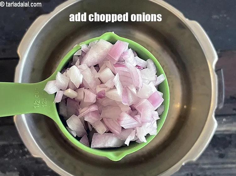 स्टेप 17 – ३/४ कप&nbsp;<a href=""https://www.tarladalal.com/glossary-chopped-onions-hindi-722i"">कटे हुए प्याज</a>&nbsp;<span style=""font-size:11.0pt""><span style=""background-color:white""><span style=""font-family:&quot;Nirmala UI&quot;,sans-serif""><span style=""color:black"">डालें।</span></span></span></span>