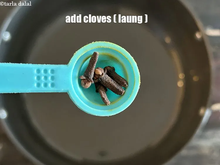 स्टेप 17 – ४&nbsp;<a href=""https://www.tarladalal.com/glossary-cloves-laung-lavang-hindi-322i"">लौंग</a>&nbsp;&nbsp;<span style=""font-size:11pt""><span style=""font-family:Calibri,sans-serif""><span style=""background-color:white""><span style=""font-family:&quot;Nirmala UI&quot;,sans-serif""><span style=""color:black"">डालें।</span></span></span></span></span>
