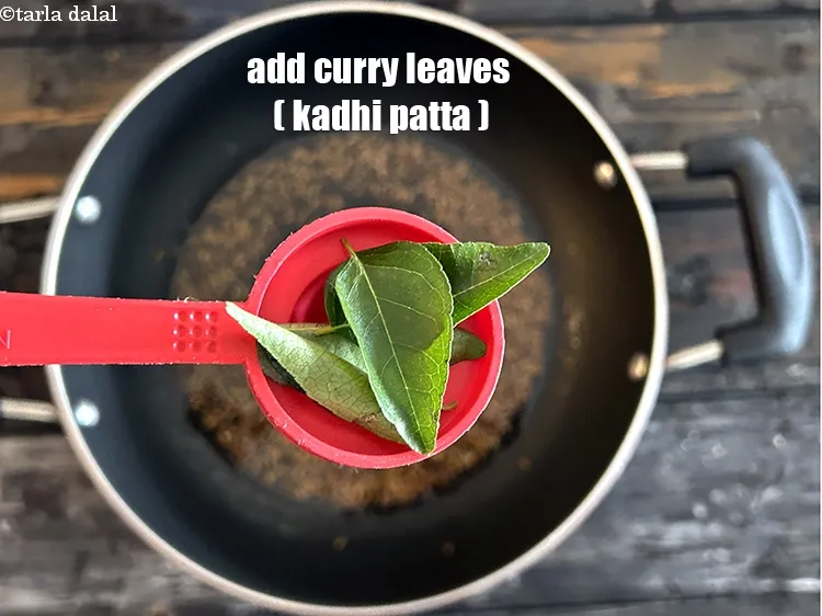 स्टेप 17 – ४&nbsp;<a href=""https://www.tarladalal.com/glossary-curry-leaves-kadi-patta-kadipatta-hindi-388i"">करी पत्ता</a>&nbsp;डालें।