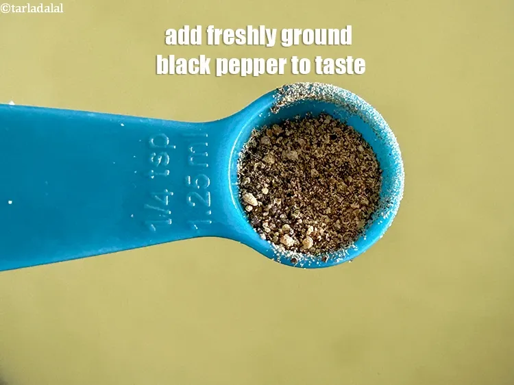 स्टेप 19 – <a href=""https://www.tarladalal.com/glossary-freshly-ground-black-pepper-kalimirch-powder-kali-mirch-ka-powder-hindi-567i"">ताजी पिसी हुई काली मिर्च</a>&nbsp;स्वादअनुसार&nbsp;डालें।