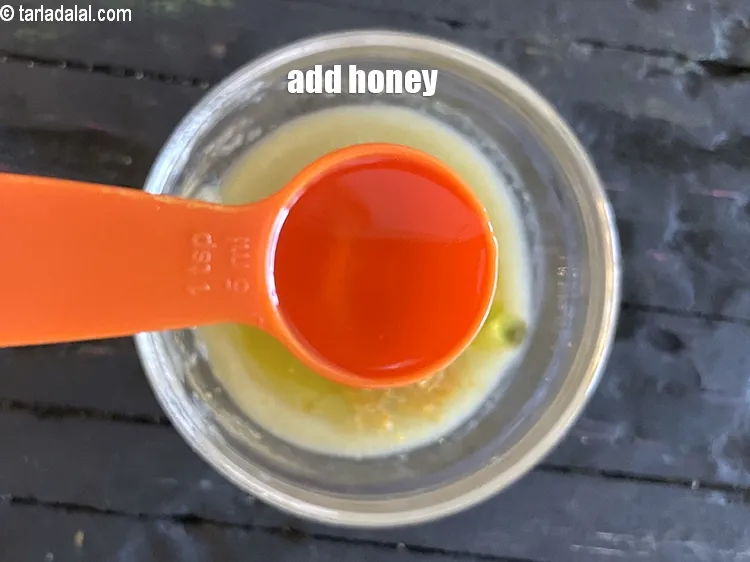 स्टेप 17 – १ टी-स्पून&nbsp;<a href=""https://www.tarladalal.com/glossary-honey-hindi-467i"">शहद</a>&nbsp;डालें।