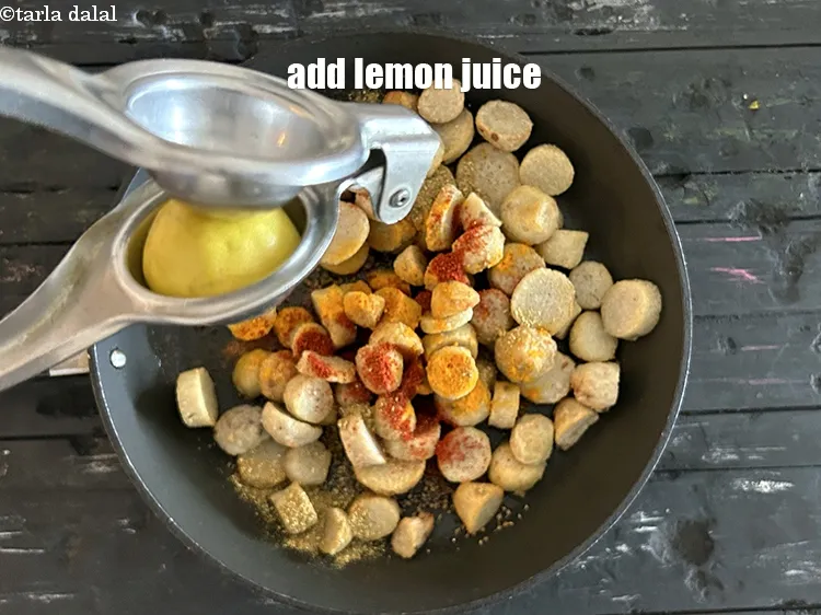 स्टेप 18 – १ टी-स्पून&nbsp;<a href=""https://www.tarladalal.com/glossary-lemon-juice-numbi-ka-ras-nimbu-ka-juice-hindi-471i"">नींबू का रस</a>&nbsp;डालें।