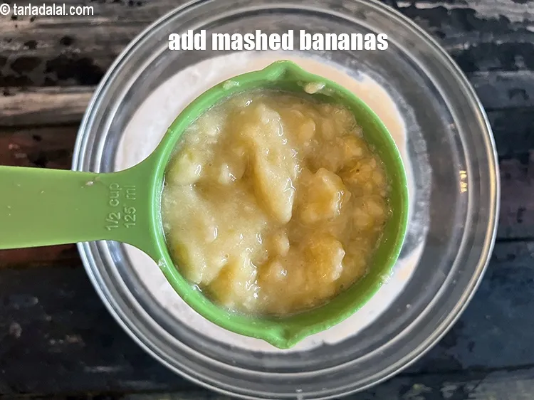 स्टेप 18 – एक बार बैटर किण्वित हो जाए तो इसमें&nbsp;१/२ कप&nbsp;<a href=""https://www.tarladalal.com/glossary-mashed-bananas-hindi-21i"">मसला …