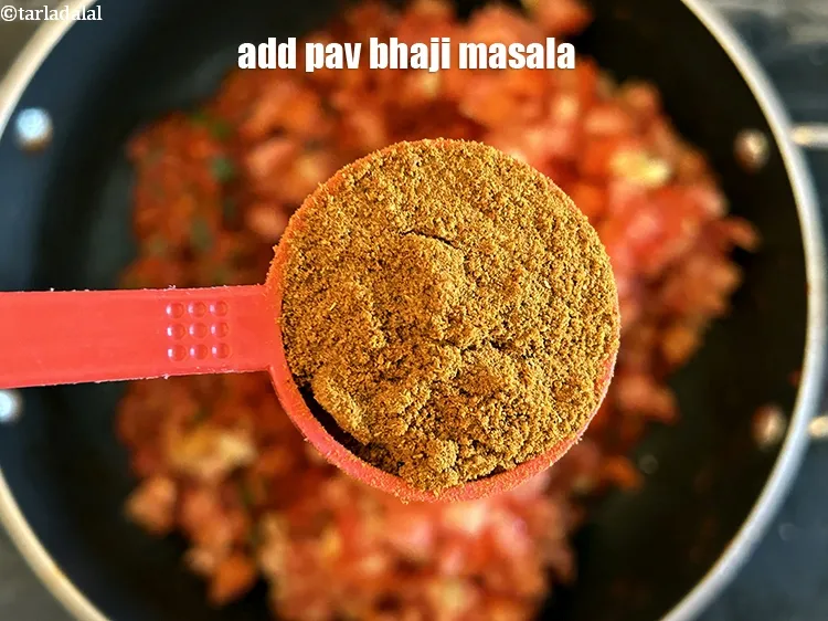 स्टेप 25 – २ टेबल-स्पून&nbsp;<a href=""https://www.tarladalal.com/glossary-pav-bhaji-masala-hindi-298i"">पाव भाजी मसाला</a>&nbsp;डालें।