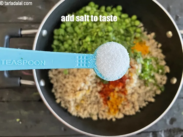 स्टेप 22 – <a href=""https://www.tarladalal.com/glossary-salt-namak-table-salt-hindi-418i"">नमक</a>&nbsp; स्वादानुसार&nbsp;डालें।&nbsp;हमने 1/2 छोटी चम्मच नमक डाला है।