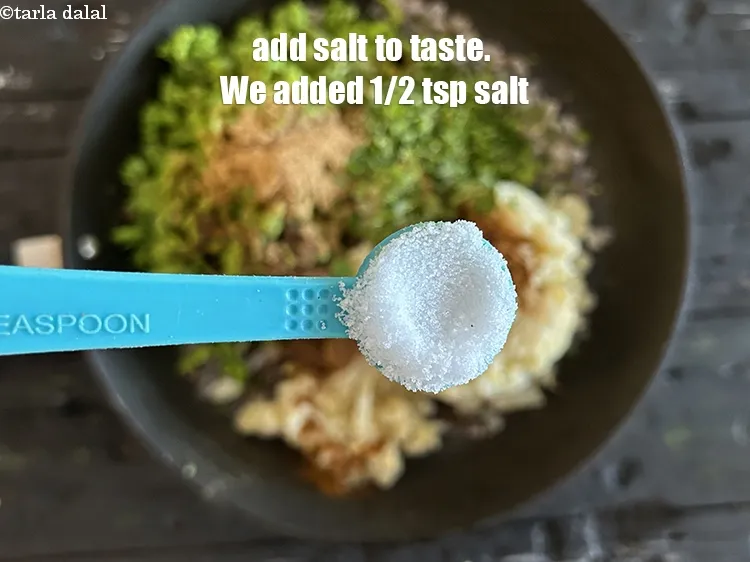 स्टेप 19 – स्वादानुसार नमक डालें।&nbsp;हमने 1/2 टी-स्पून नमक डाला है।