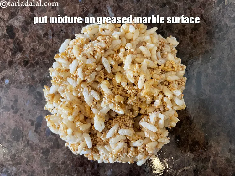 स्टेप 17 – इस मिश्रण को चुपड़े हुए मार्बल या पत्थर की सतह …
