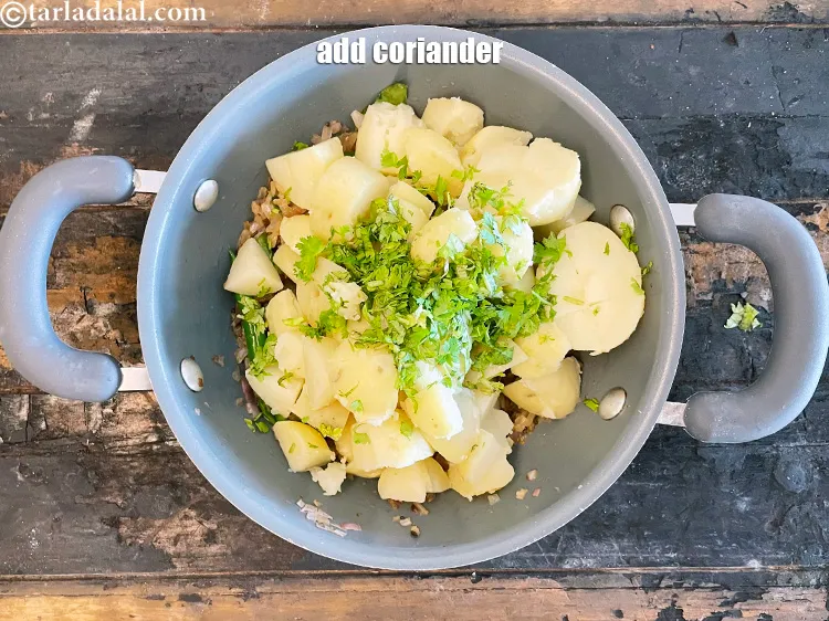 स्टेप 24 – ३ टेबल-स्पून&nbsp;बारीक&nbsp;<a href=""https://www.tarladalal.com/glossary-chopped-coriander-hindi-783i"">कटा हुआ हरा धनिया</a>&nbsp;डालें।