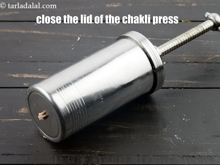 Step 17 – Close the lid of the chakli press.&nbsp;
