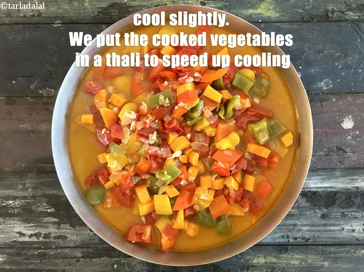 स्टेप 18 – थोड़ा ठंडा करें।&nbsp;मिक्सर में मिलाने से पहले हम पकी हुई …