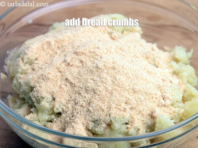 स्टेप 19 – १/२ कप&nbsp;<a href=""https://www.tarladalal.com/glossary-bread-crumbs-breadcrumbs-hindi-222i"">ब्रेड क्रम्ब्स</a>&nbsp;डालें।