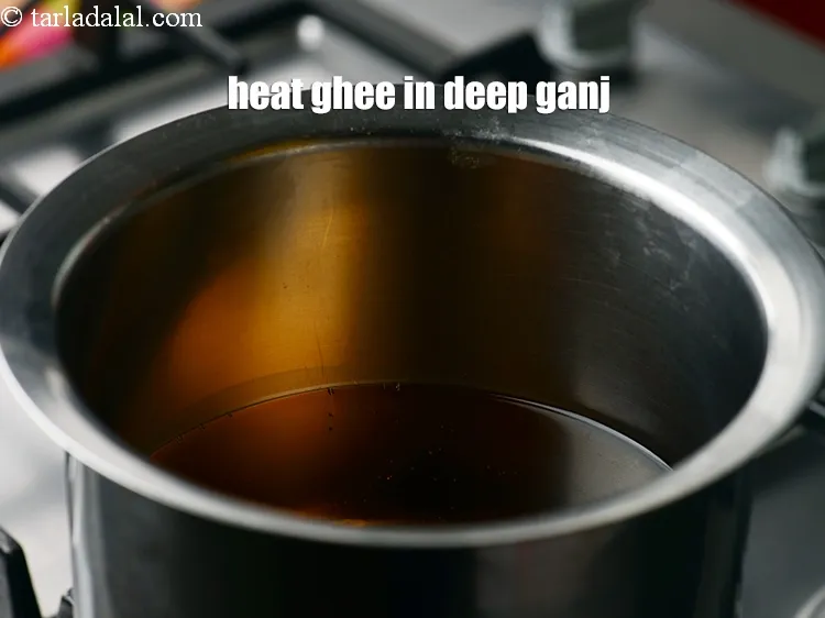 स्टेप 19 – चित्र में दिखाए गए एक गहरे गंज में घी गरम …