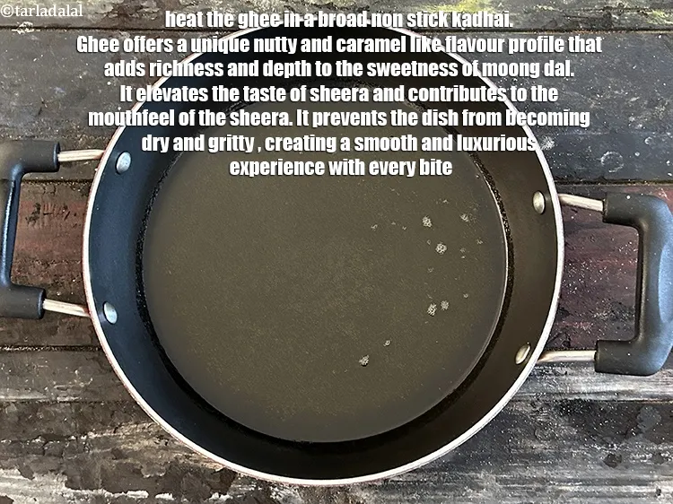 स्टेप 36 – एक चौड़ी नॉन-स्टिक कढ़ाई में&nbsp;<a href=""https://www.tarladalal.com/glossary-ghee-hindi-245i"">घी</a>&nbsp;गरम करें।&nbsp;घी, स्पष्ट मक्खन, एक …