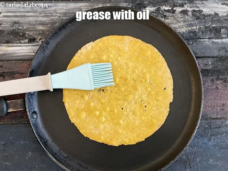 स्टेप 19 – &frac14; चम्मच तेल या घी डालकर चिकना करें।