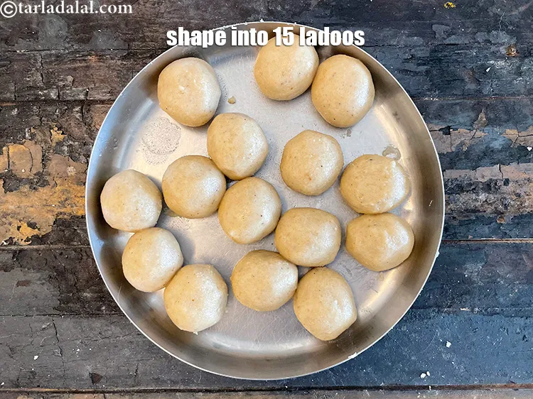 स्टेप 62 – १५ <strong>राजस्थानी गोंद के लड्डू</strong> को आकार दें।