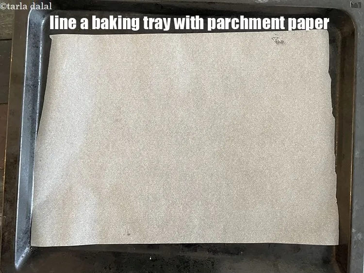 स्टेप 17 – पार्चमेंट पेपर से बेकिंग ट्रे को लाइन करें।