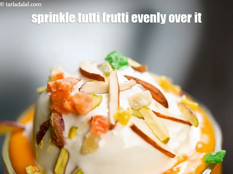 स्टेप 17 – १ टी-स्पून&nbsp;रंगीन&nbsp;<a href=""https://www.tarladalal.com/glossary-tutti-frutti-candied-fruit-cubes-candied-raw-papaya-hindi-1275i"">टूटी-फ्रूटी</a>&nbsp;छिड़कें।