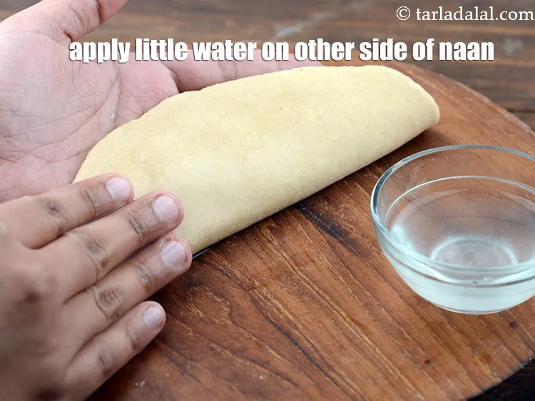 स्टेप 18 – नान के दूसरी तरफ भी थोड़ा पानी लगाएं।