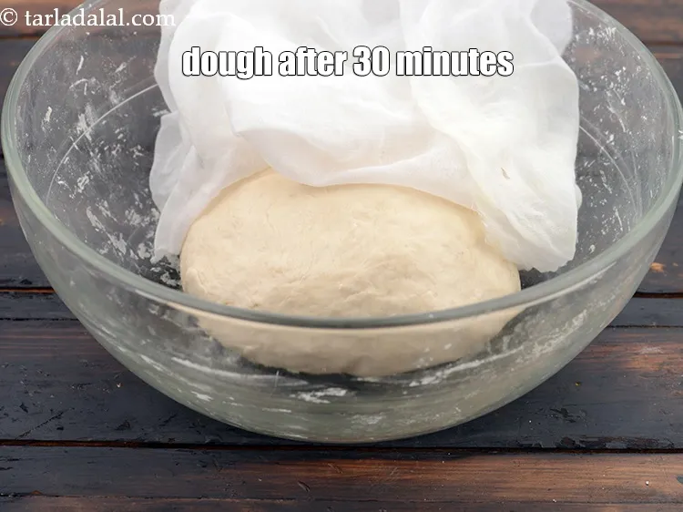 स्टेप 17 – 1 से 2 मिनट तक पुनः गूंधें।