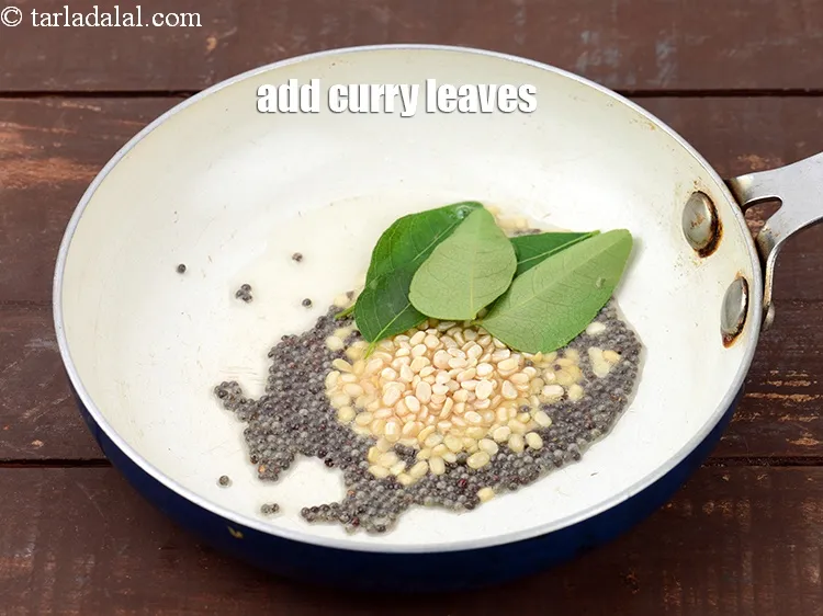 स्टेप 17 – ४ से ५&nbsp;<a href=""https://www.tarladalal.com/glossary-curry-leaves-kadi-patta-kadipatta-hindi-388i"">कडी पत्ते</a>&nbsp;डालें ।