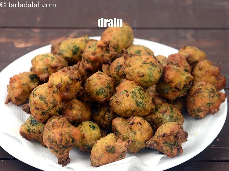 स्टेप 17 – तेल सोखने वाले कागज़ पर निकाल लें।