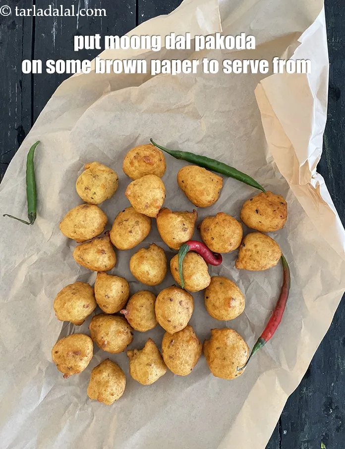 Step 24 – Put <meta charset="UTF-8" /><strong>moong dal pakoda | moong dal bhajiya | Mumbai street&nbsp;moong dal pakora …