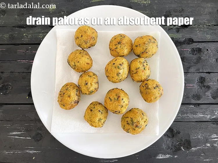 स्टेप 18 – अब्ज़ॉर्बेंट पेपर पर निकाल लें।